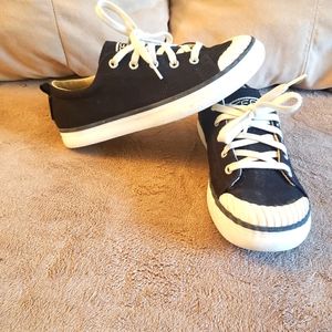 Keen women's soft canvas sneaker 7.5 black with white laces